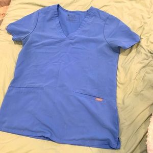 Figs two pocket scrub top (size S, ceil blue)